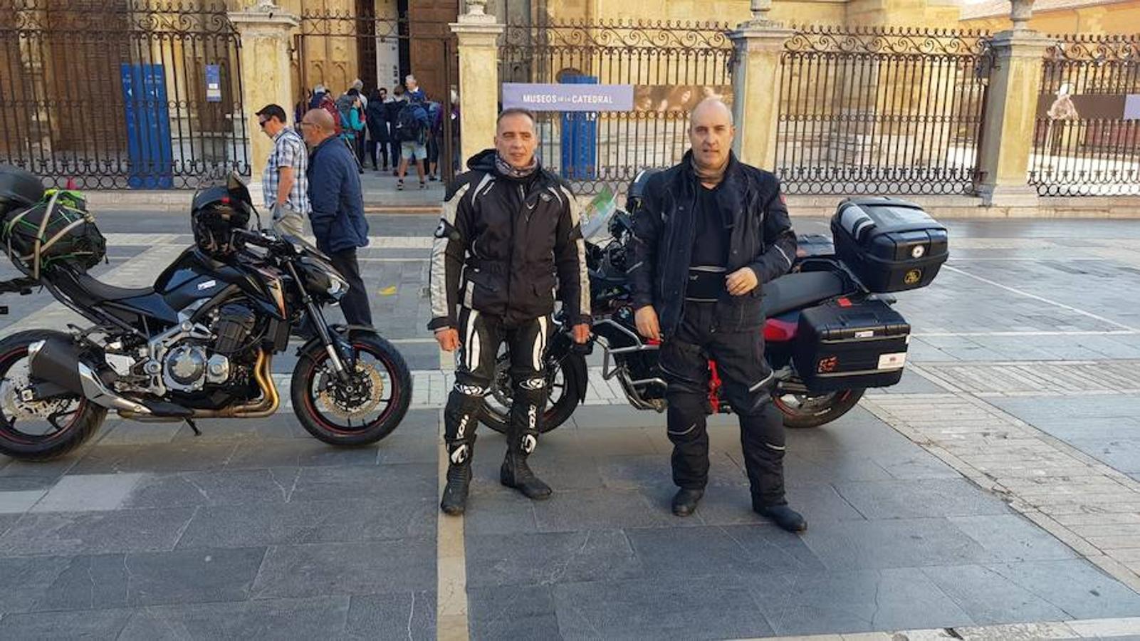 Anselmo Tascón y Javier Cordero parten de León a lomos de sus motos para llegar hasta Cabo Norte (Noruega) con el objetivo de recaudar fondos para la lucha contra la leucemia, en una aventura a beneficio de la Fundación Josep Carreras