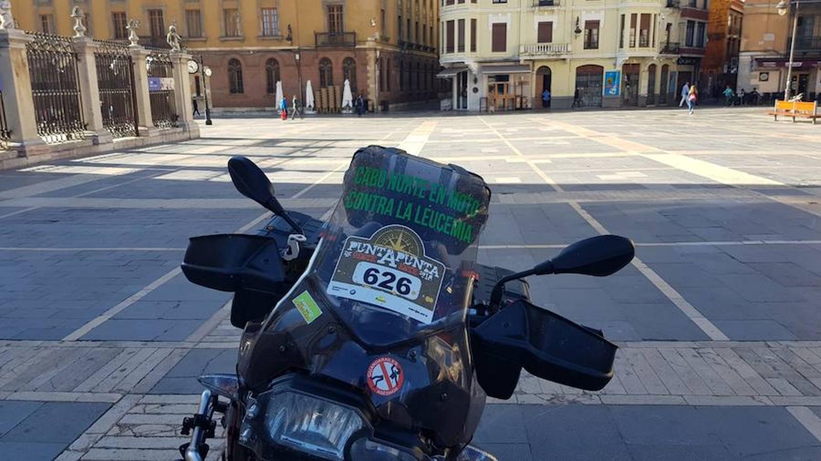 Anselmo Tascón y Javier Cordero parten de León a lomos de sus motos para llegar hasta Cabo Norte (Noruega) con el objetivo de recaudar fondos para la lucha contra la leucemia, en una aventura a beneficio de la Fundación Josep Carreras