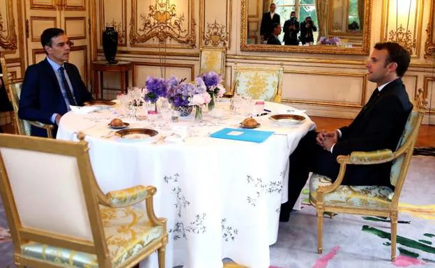 Encuentro del presidente del Gobierno en funciones Pedro Sánchez (i) y el presidente de la República Francesa Emmanuel Macron.