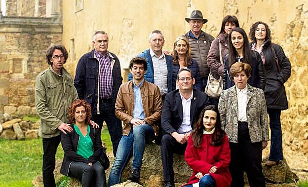 El candidato socialista para Mansilla Mayor, Martínez Llorente, junto a su equipo de gobierno.