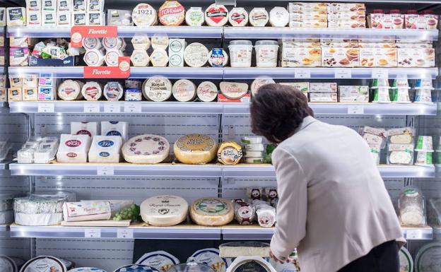 Una mujer compra queso en un supermercado de Alemania.
