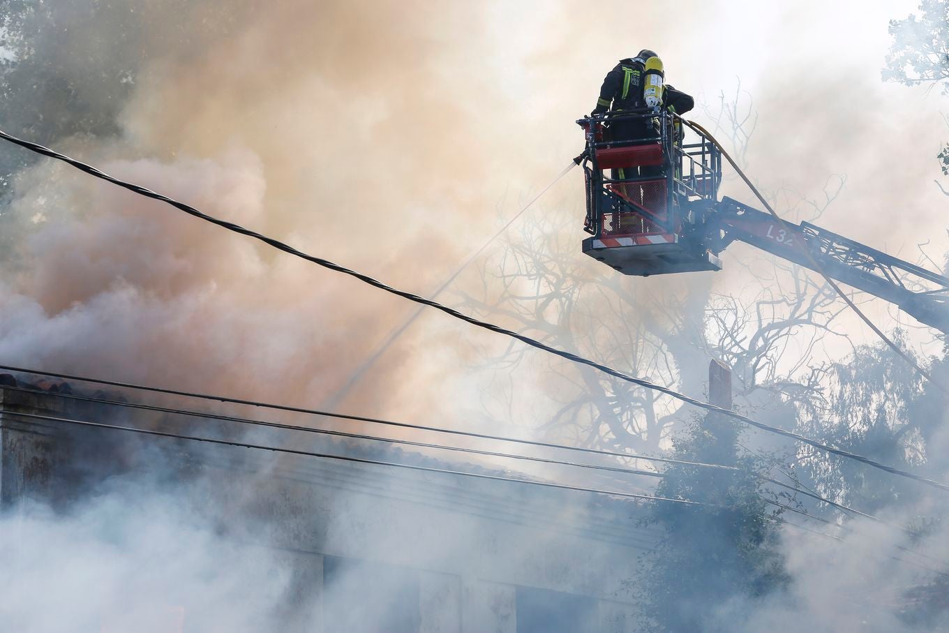 Un incendio en un inmueble de La Granja alarma a León al causar una enorme columna de humo