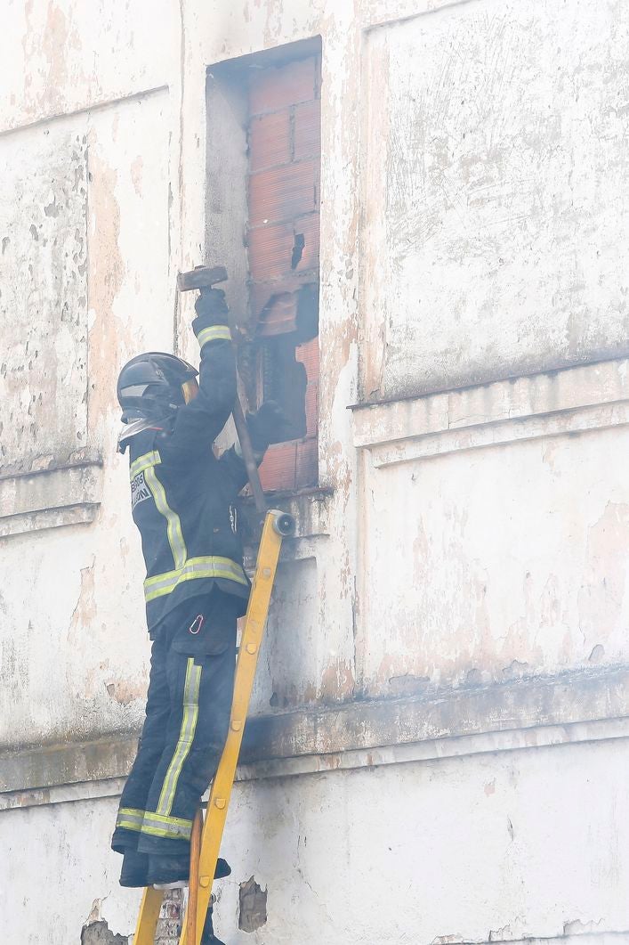 Un incendio en un inmueble de La Granja alarma a León al causar una enorme columna de humo