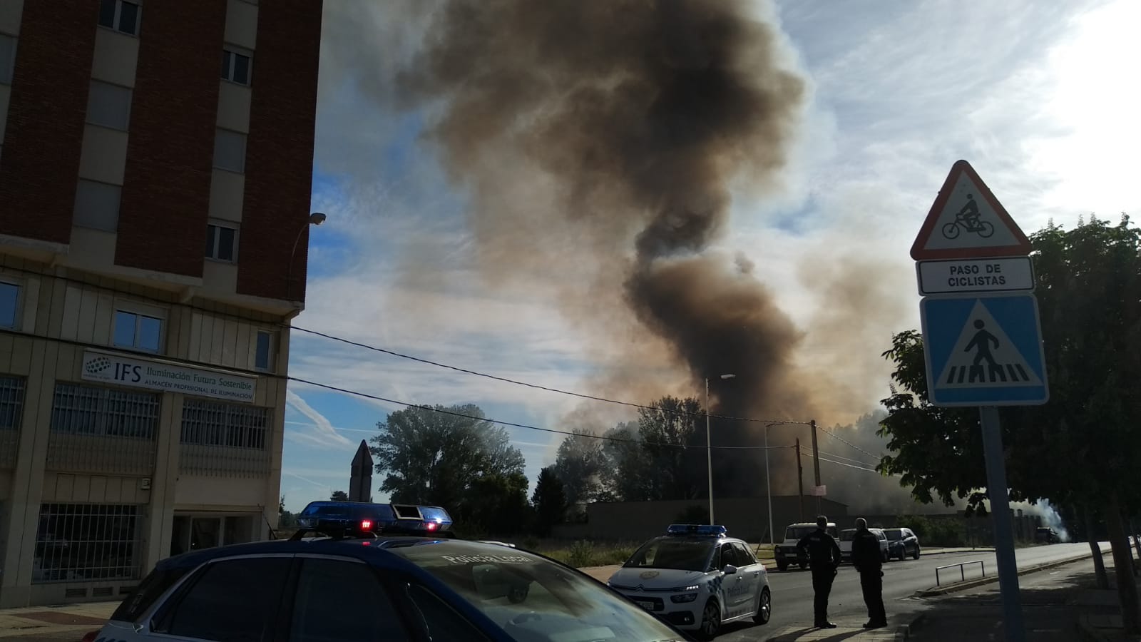 Un incendio en un inmueble de La Granja alarma a León al causar una enorme columna de humo