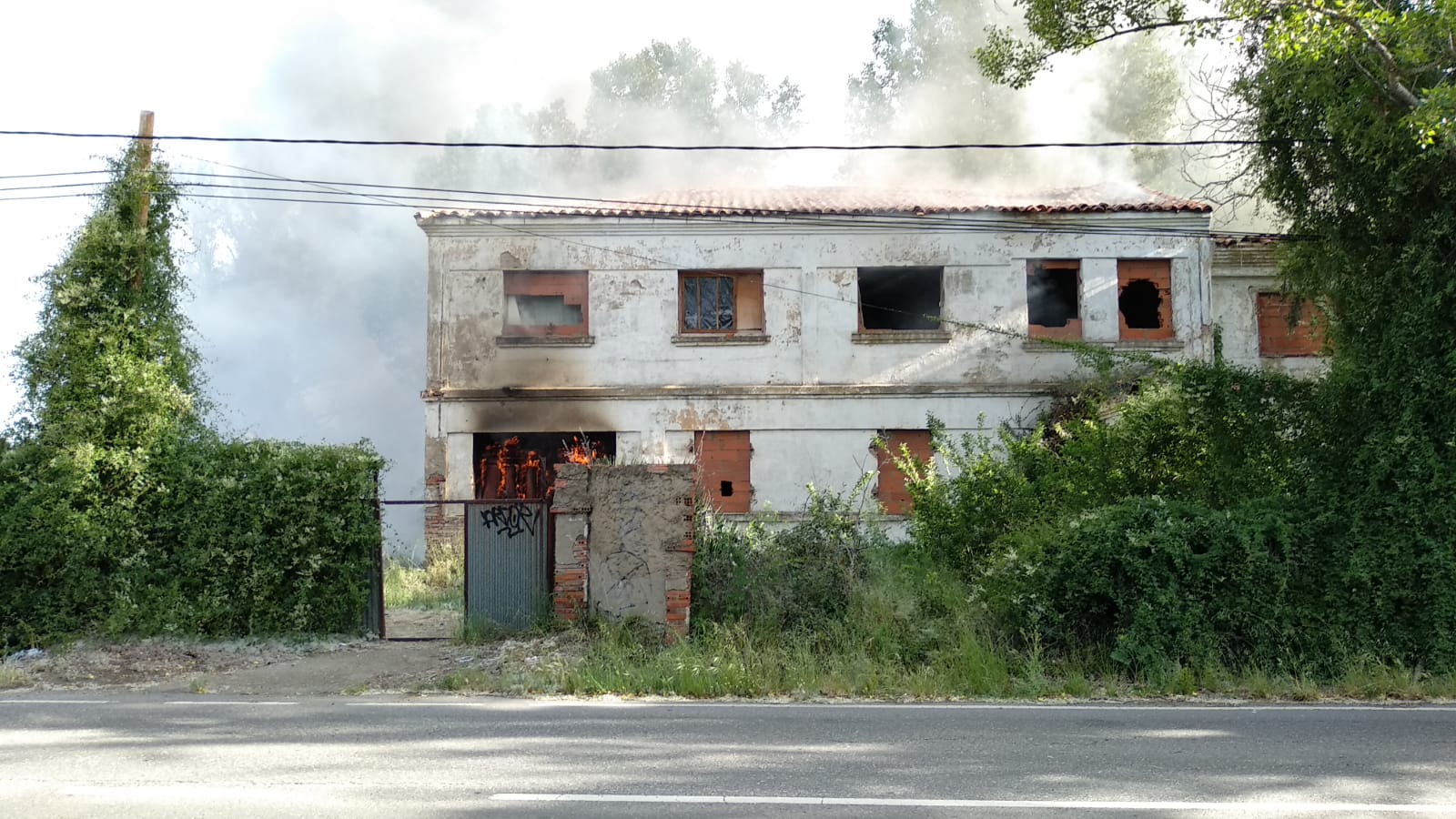 Un incendio en un inmueble de La Granja alarma a León al causar una enorme columna de humo