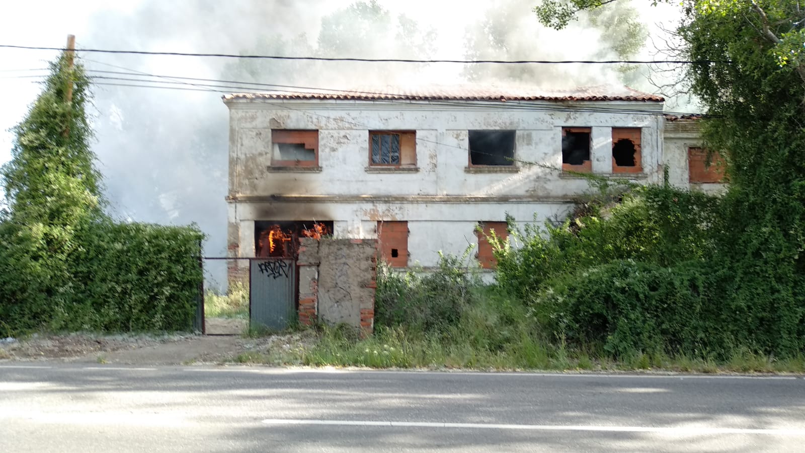 Un incendio en un inmueble de La Granja alarma a León al causar una enorme columna de humo