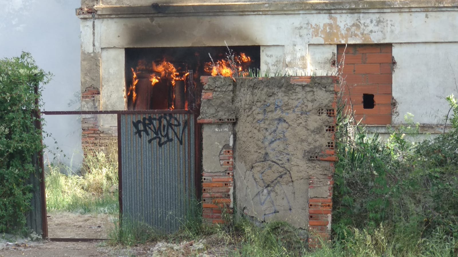 Un incendio en un inmueble de La Granja alarma a León al causar una enorme columna de humo