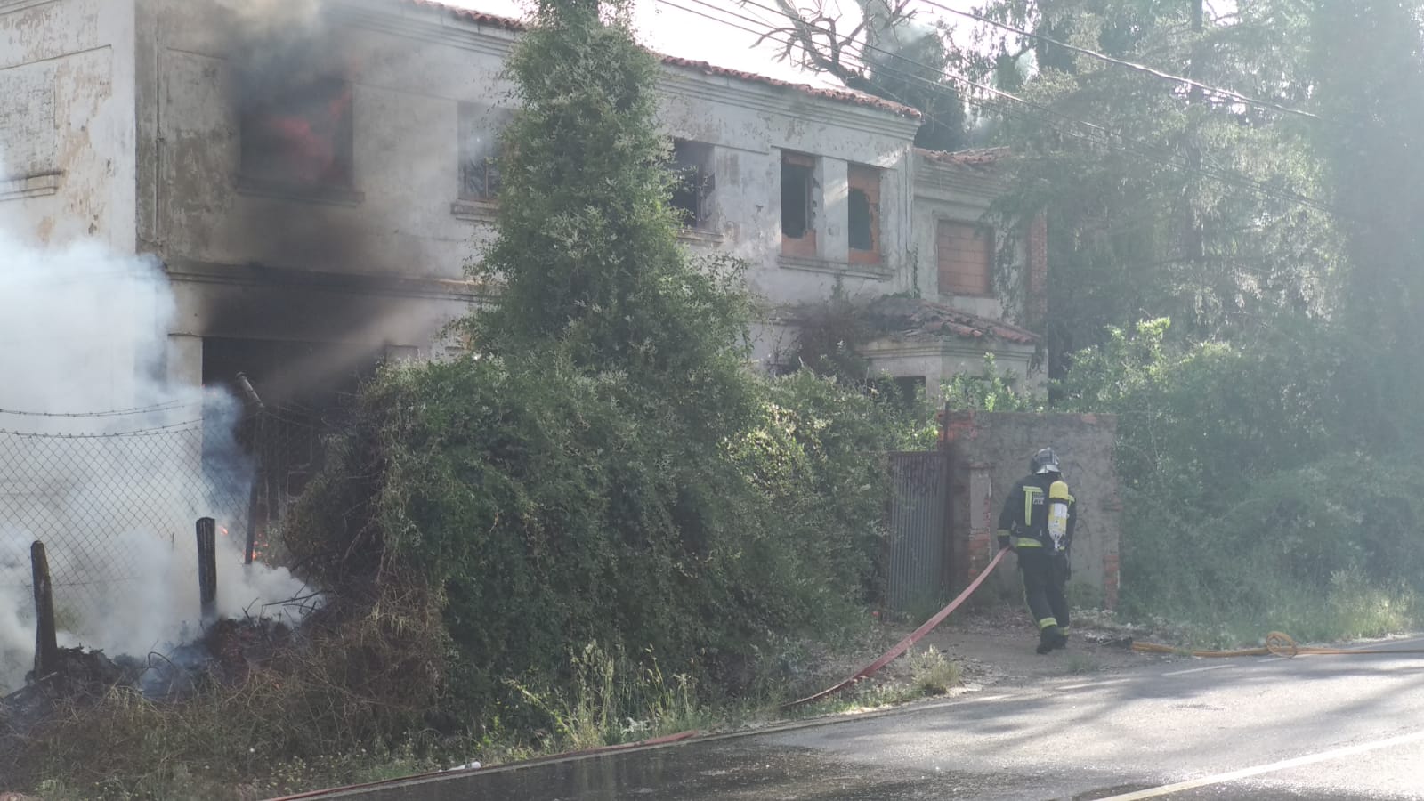 Un incendio en un inmueble de La Granja alarma a León al causar una enorme columna de humo