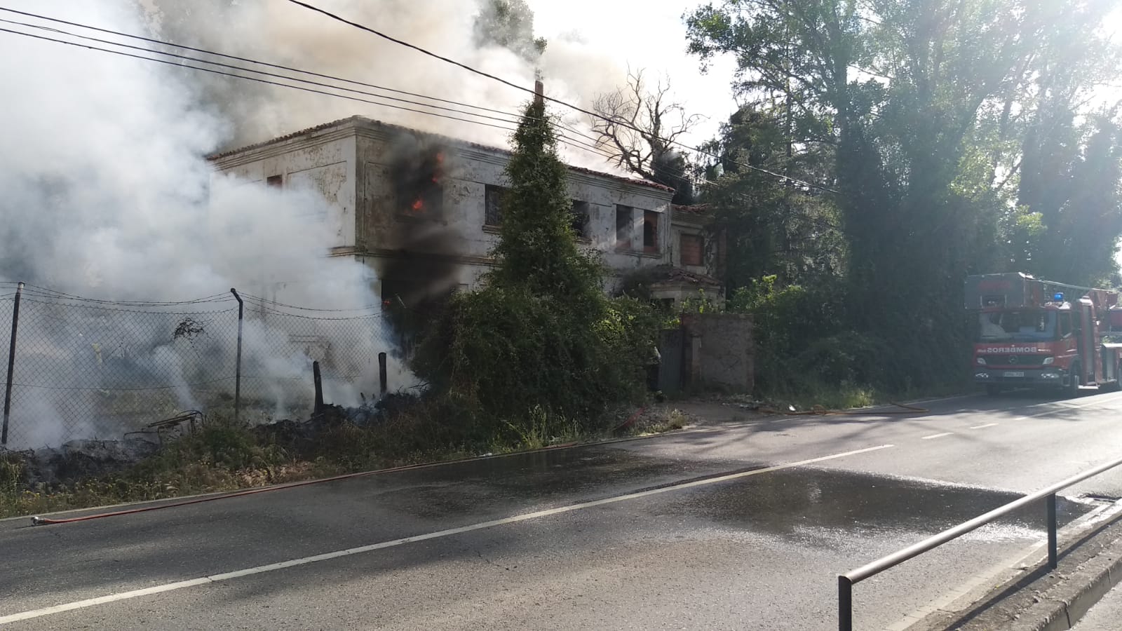 Un incendio en un inmueble de La Granja alarma a León al causar una enorme columna de humo