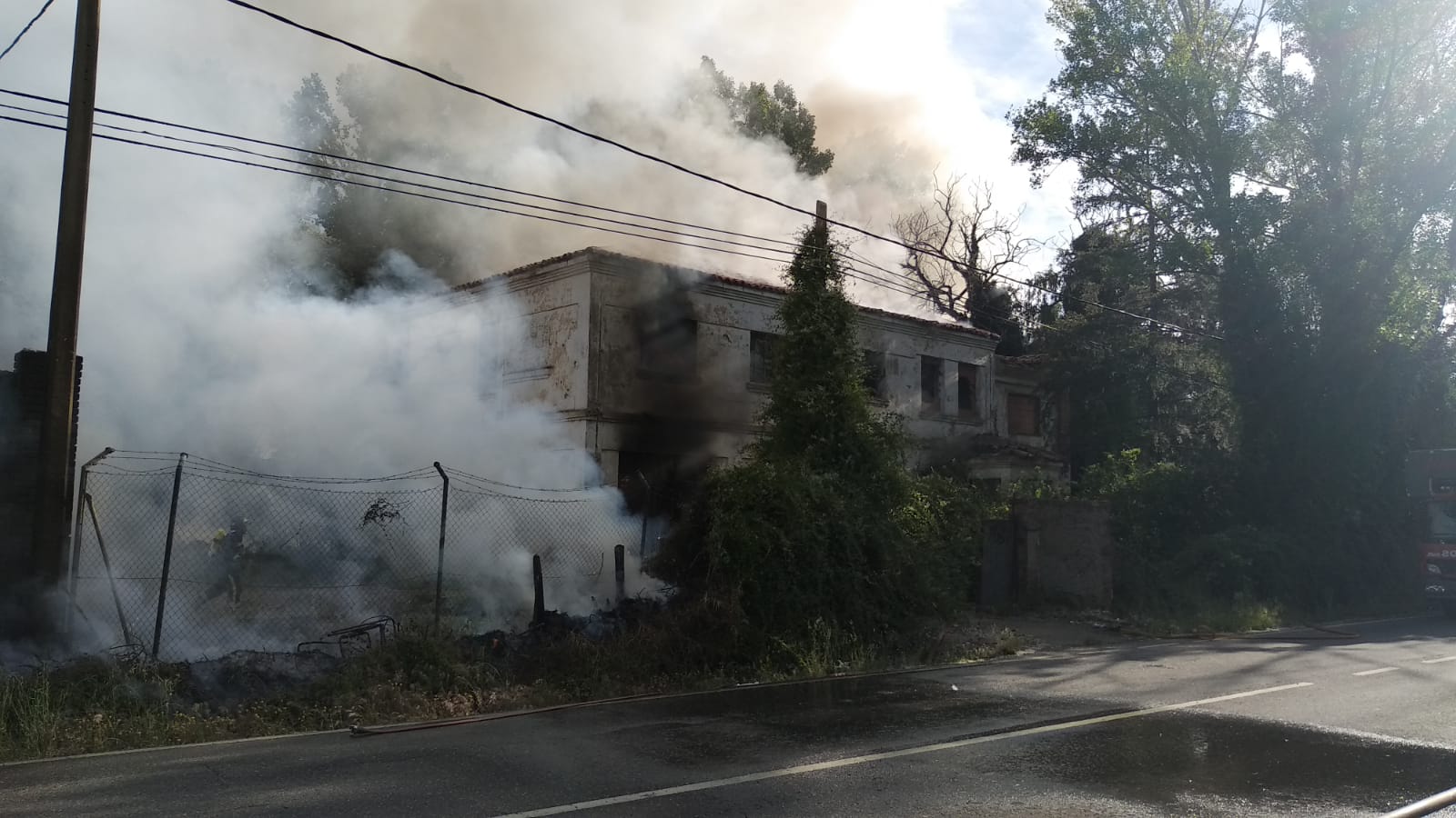 Un incendio en un inmueble de La Granja alarma a León al causar una enorme columna de humo