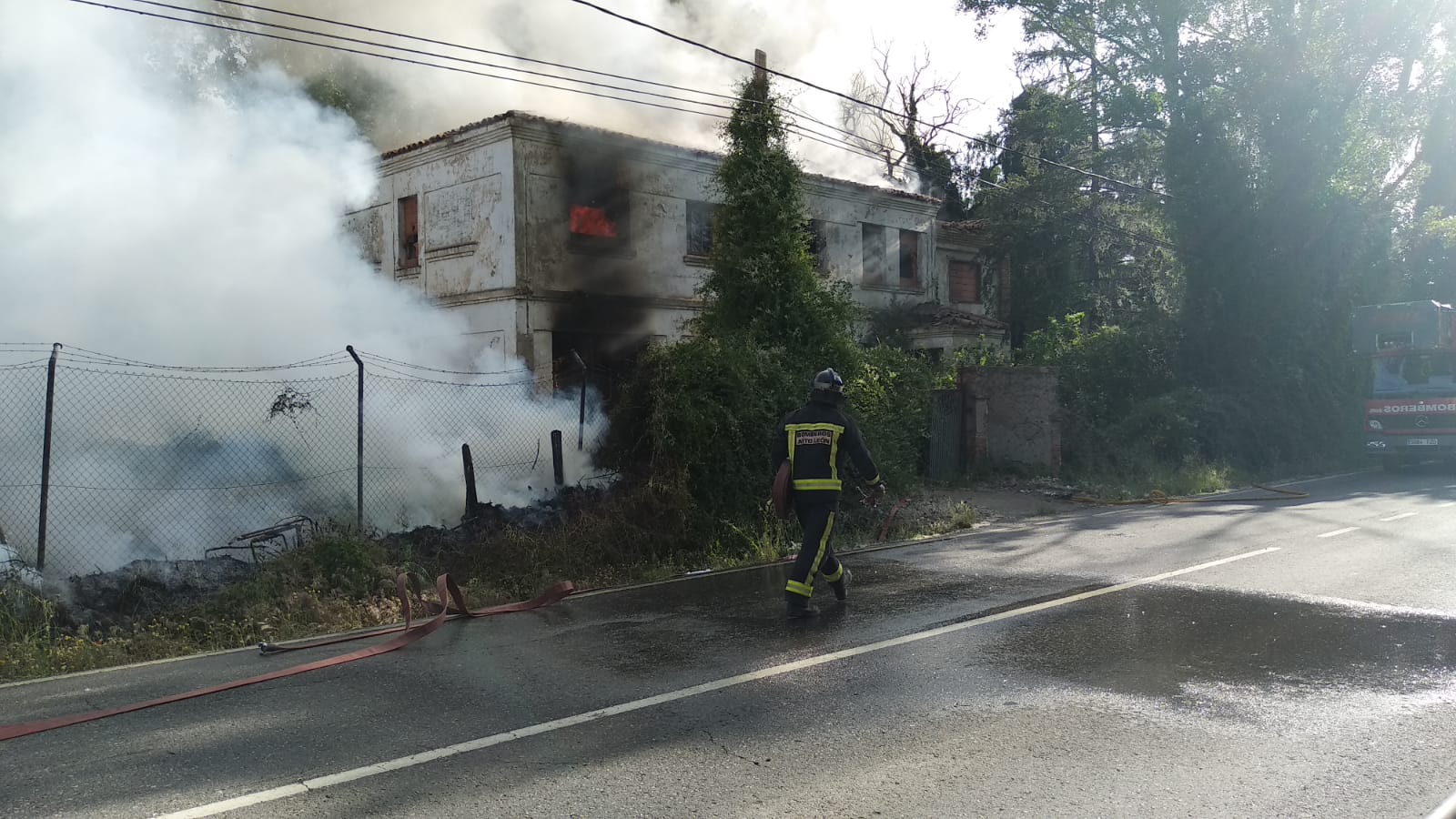 Un incendio en un inmueble de La Granja alarma a León al causar una enorme columna de humo