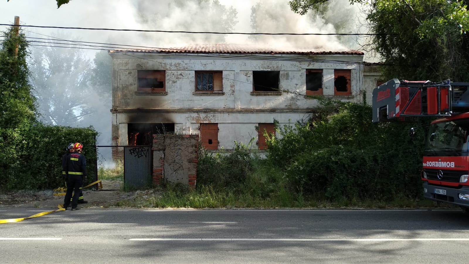 Un incendio en un inmueble de La Granja alarma a León al causar una enorme columna de humo