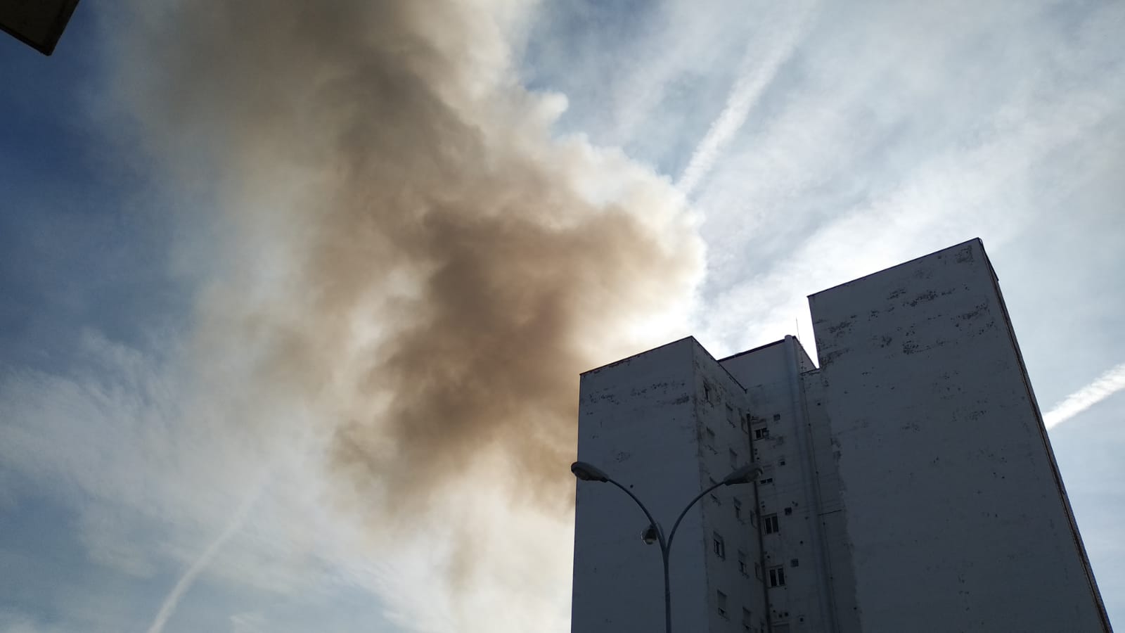 Vista del humo elevándose al cielo. 