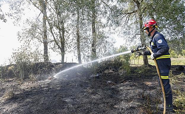 Imagen del incendio declaraco este martes en Villaobispo.