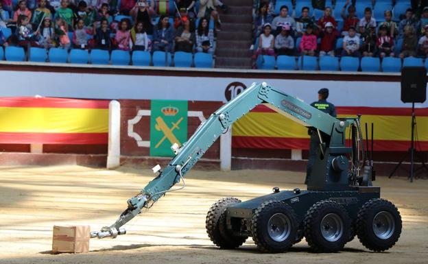 Galería. El tedax se acerca a su objetivo.