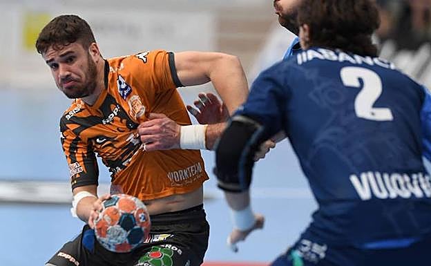 Rodrigo, en un partido con el Abanca Ademar.