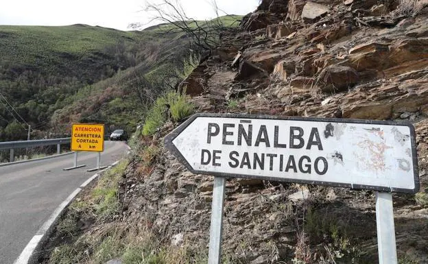 Carretera de acceso a Peñalba de Santiago.