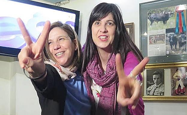 Las dos ediles de VOX celebran su entrada en el Ayuntamiento en la noche electoral.