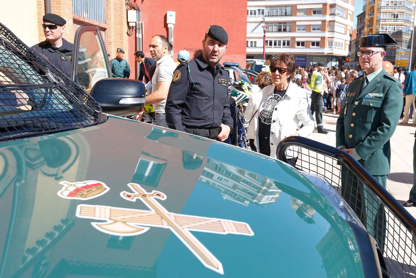 La delegada del Gobierno, Mercedes Martín, visita una exposición de las diversas unidades y especialidades con las que cuenta la Guardia Civil en la Comunidad Autónoma