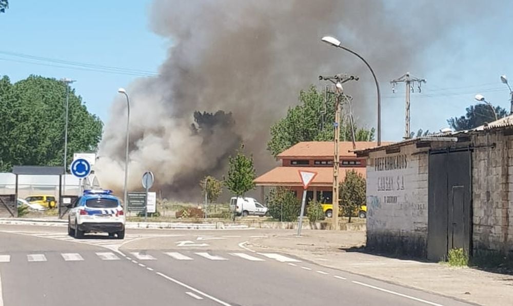Un incendio en la base de Protección Civil de Villaquilambre obliga a intervenir a Bomberos