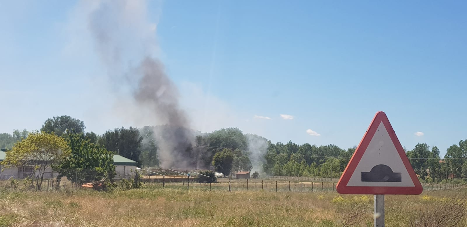 Un incendio en la base de Protección Civil de Villaquilambre obliga a intervenir a Bomberos