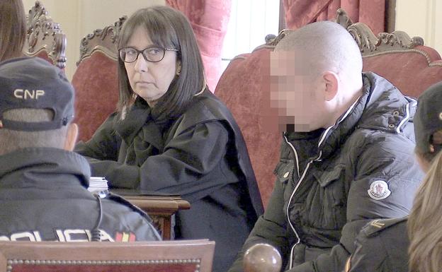 El condenado por el crimen de su compañero de piso durante el juicio. 