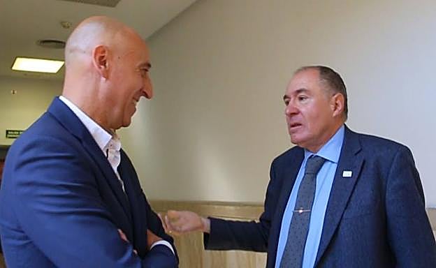 José Antonio Diez charla con Eduardo López Sendino en los Juzgados. 