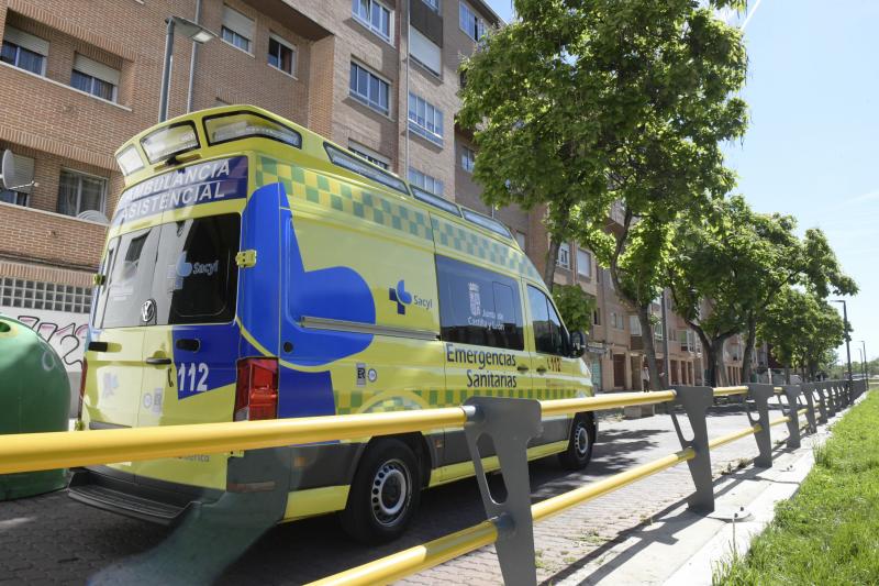 Un aparatoso incendio en el número 75 del Paseo del Cauce de Valladolid ha obligado a evacuar a nueve personas personas, cinco menores y cuatro adultos, en la madrugada de este jueves en la capital vallisoletana.