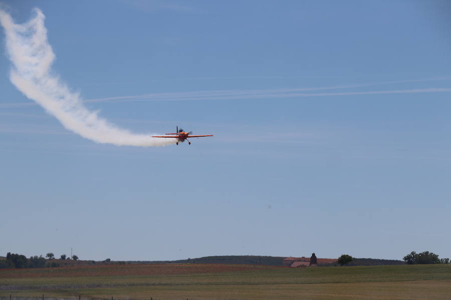 Fotos: Exhibición de vuelo acrobático en Los Oteros