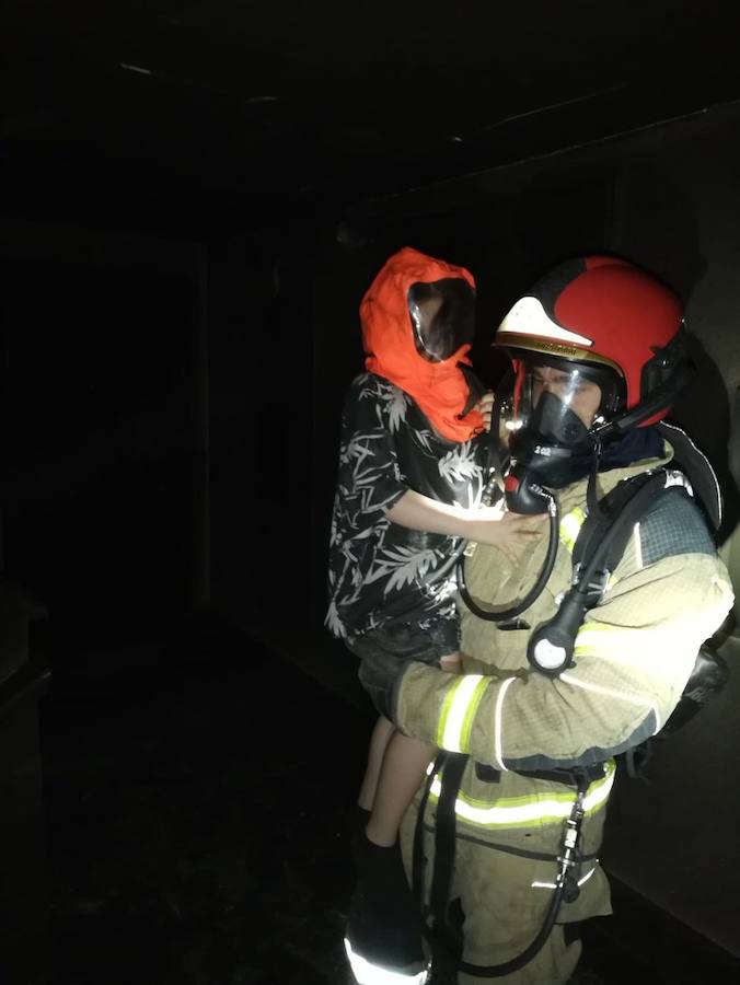 Un aparatoso incendio en el número 75 del Paseo del Cauce de Valladolid ha obligado a evacuar a nueve personas personas, cinco menores y cuatro adultos, en la madrugada de este jueves en la capital vallisoletana.