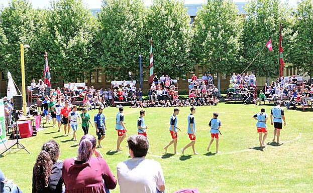 Corro de lucha en el campus.
