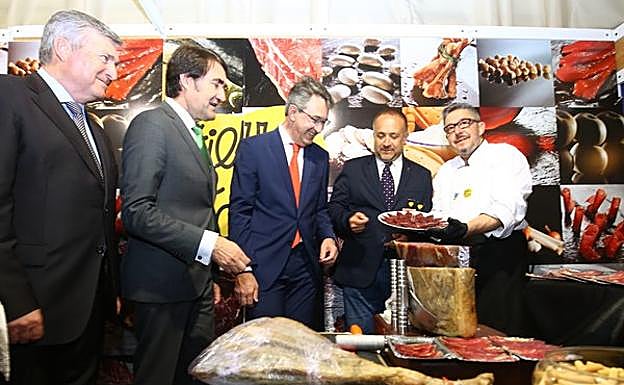 (I a D): El alcalde de Carrracedelo (León), Raúl Valcarce; el consejero de Fomento y Medio Ambiente, Juan Carlos Suárez-Quiñones; el presidente de la Diputación de León, Juan Martínez Majo; y el presidente del Consejo Comarcal del Bierzo, Gerardo Álvarez Courel, durante la inauguración de la XXV Feria de Agroturismo y Multisectorial del Bierzo.