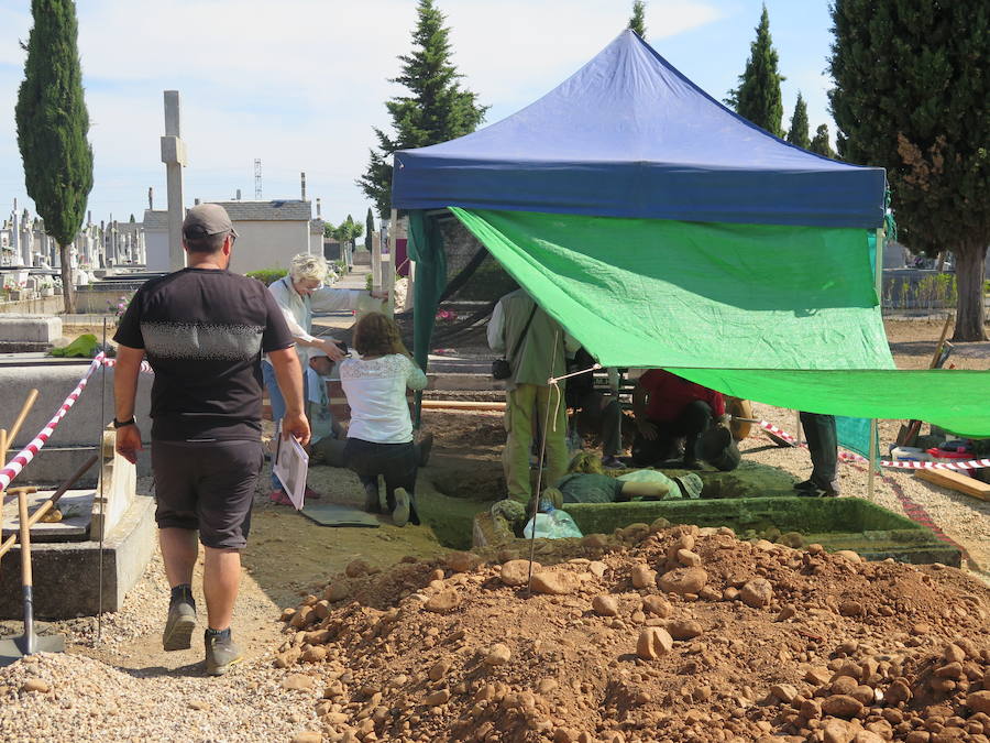 Trabajos de exhumación de Genara en el Cementerio Civil de León. 