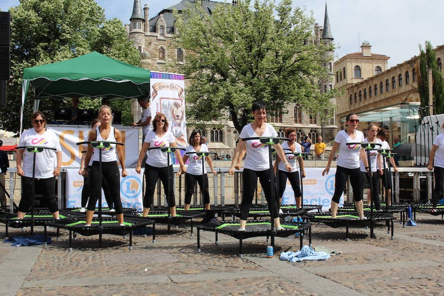 La céntrica plaza de San Marcelo se ha convertido en la jornada del domingo en un improvisado salón de belleza, en el que peluqueros, barberos, tatuadores, maquilladores y masajistas se han puesto a trabajar bajo la iniciativa 'León te corta' promovida por Víctor Valín en favor de la AECC