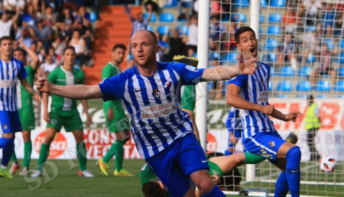 Fotos: Partido entre la Ponferradina y el Cornellá