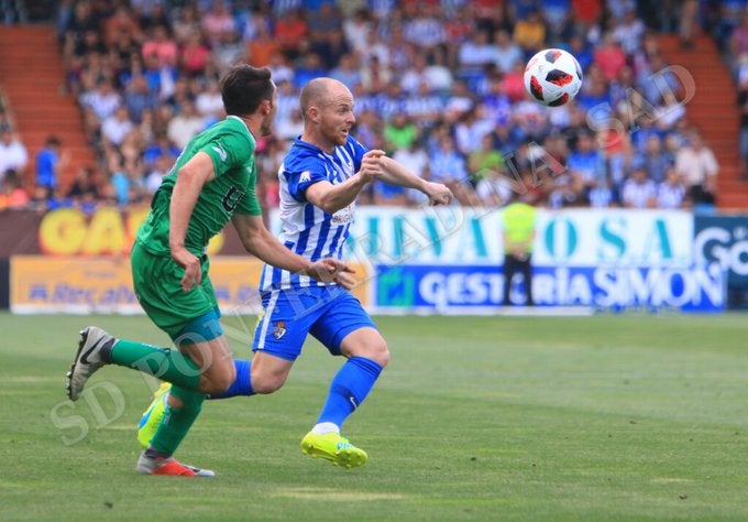 Fotos: Partido entre la Ponferradina y el Cornellá