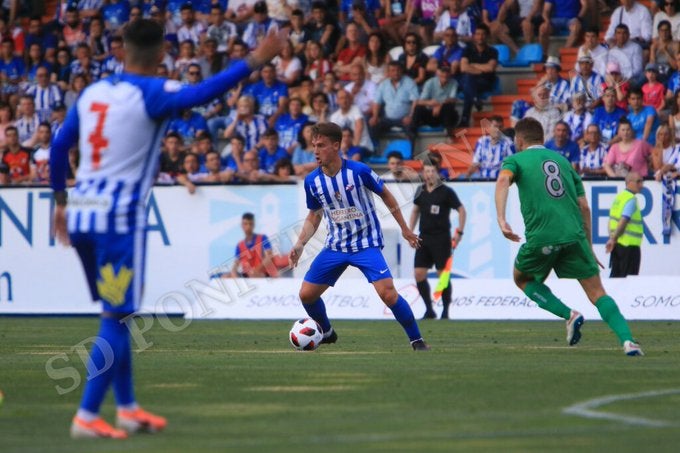 Fotos: Partido entre la Ponferradina y el Cornellá