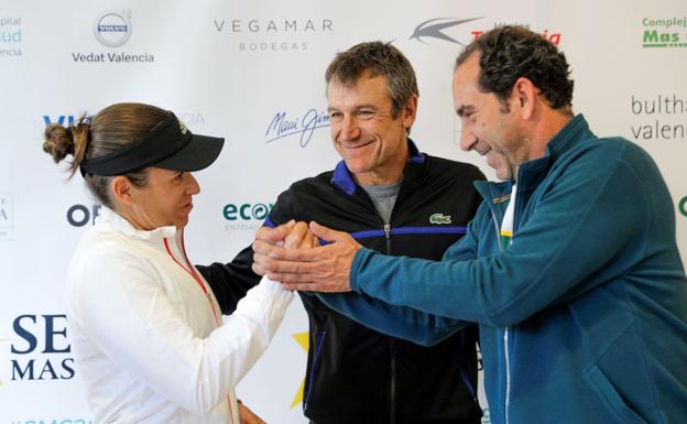 Anabel Medina, junto a Mats Wilander (c) y Albert Costa.