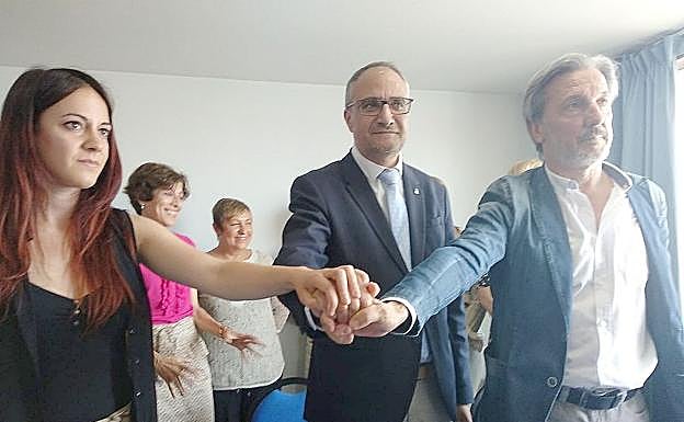 Lorena González, Pedro Muñoz y Olegario Ramón tras la reuda de prensa.