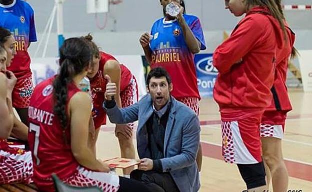 Pepe Vázquez seguirá en el banquillo de Embutidos Pajariel Bembibre