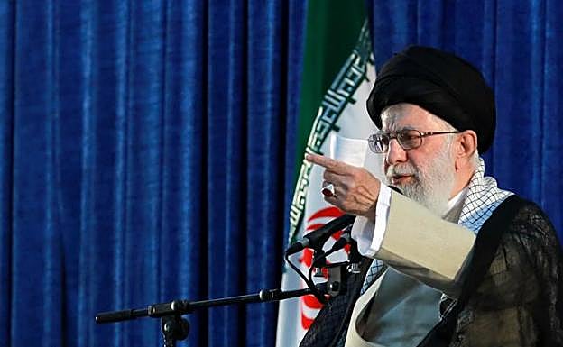 El líder supremo iraní, Ali Jameneí, participa en un acto que conmemora el 30 aniversario del fallecimiento del fundador de la República Islámica, el ayatolá Ruholá Jomeiní. 