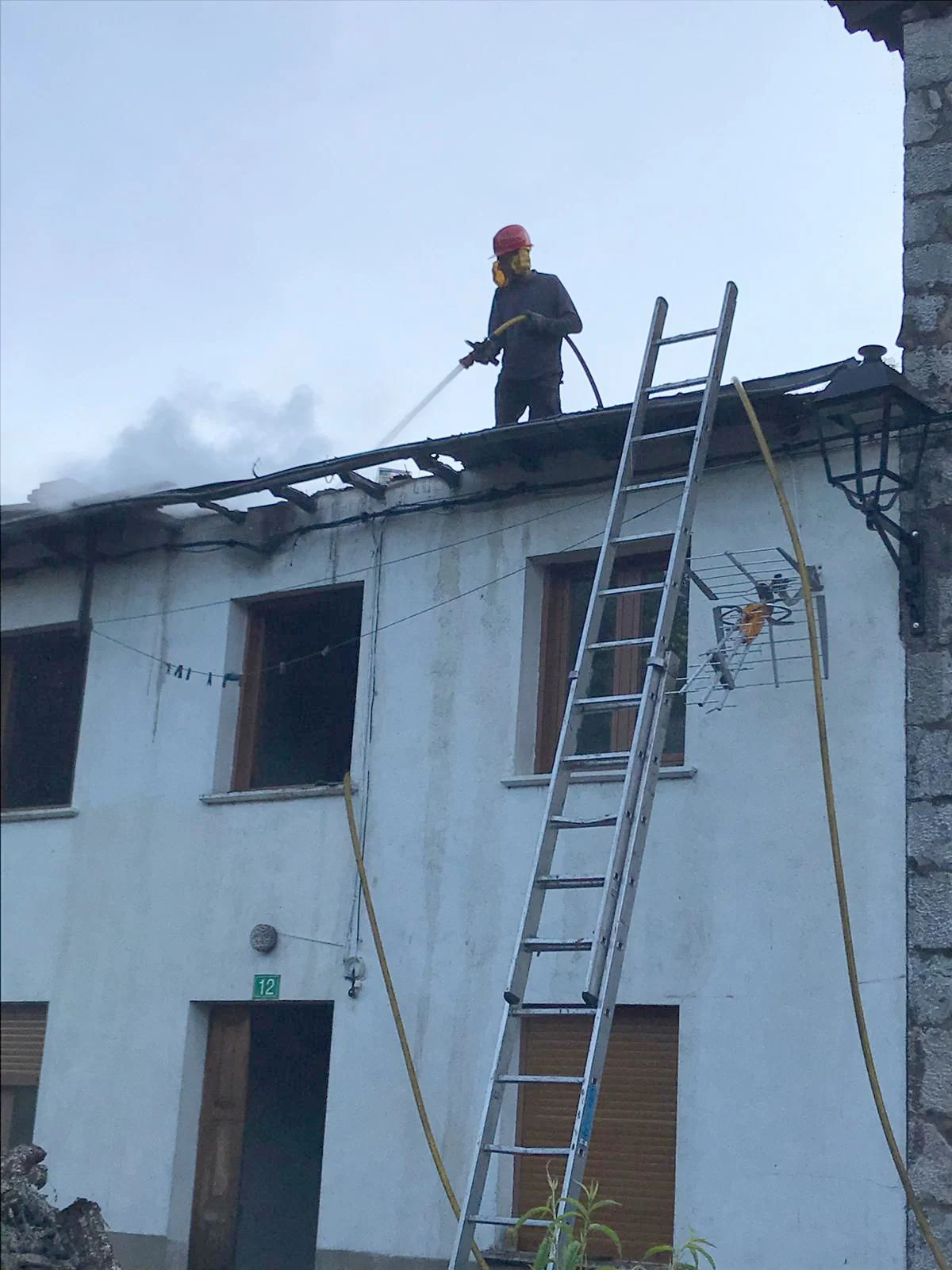 Un incendio arrasa tres casas en Llanos de Valdeón y evidencia las carencia derivada de la ausencia de parques provinciales de Bomberos