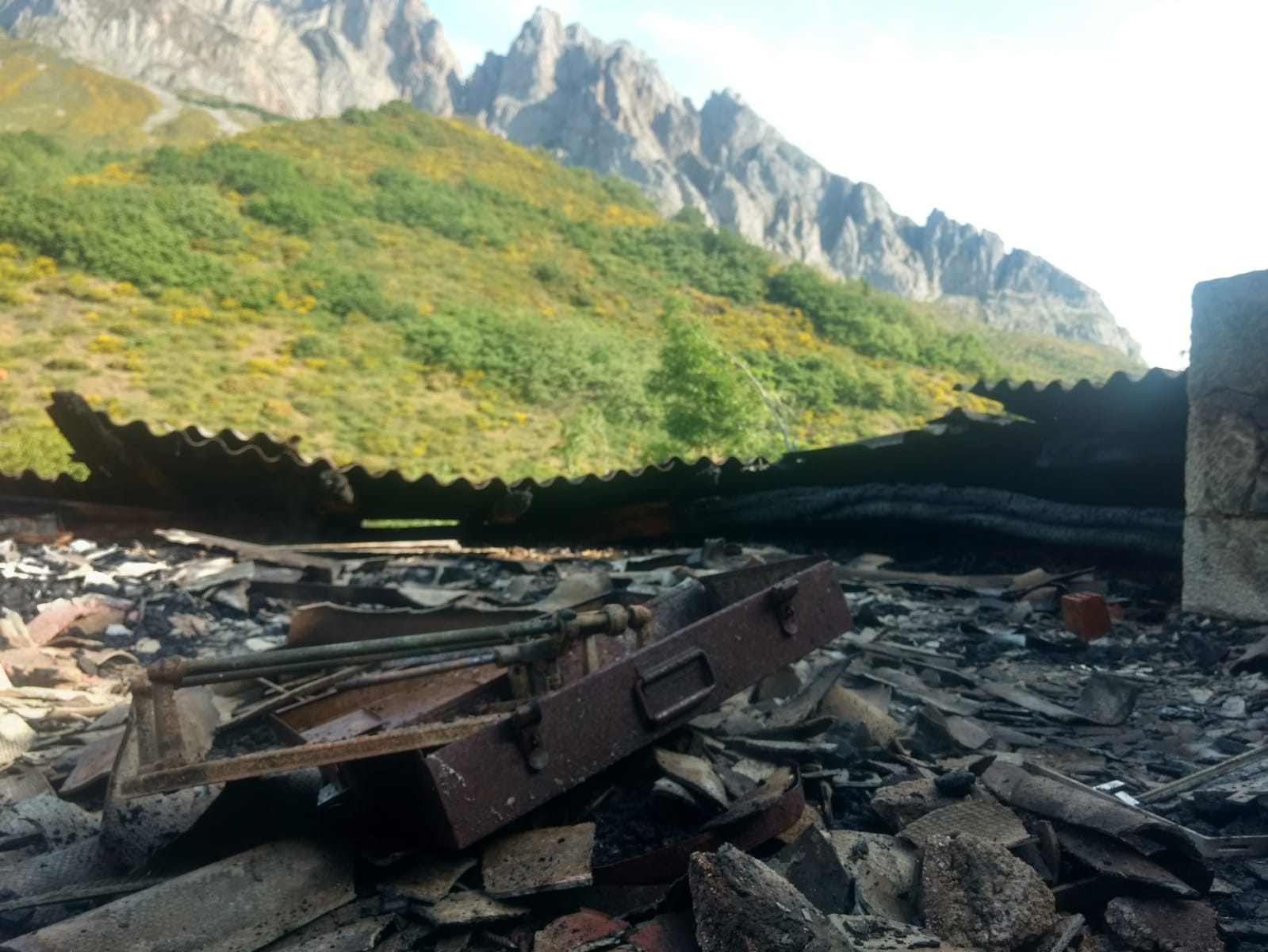 Un incendio arrasa tres casas en Llanos de Valdeón y evidencia las carencia derivada de la ausencia de parques provinciales de Bomberos