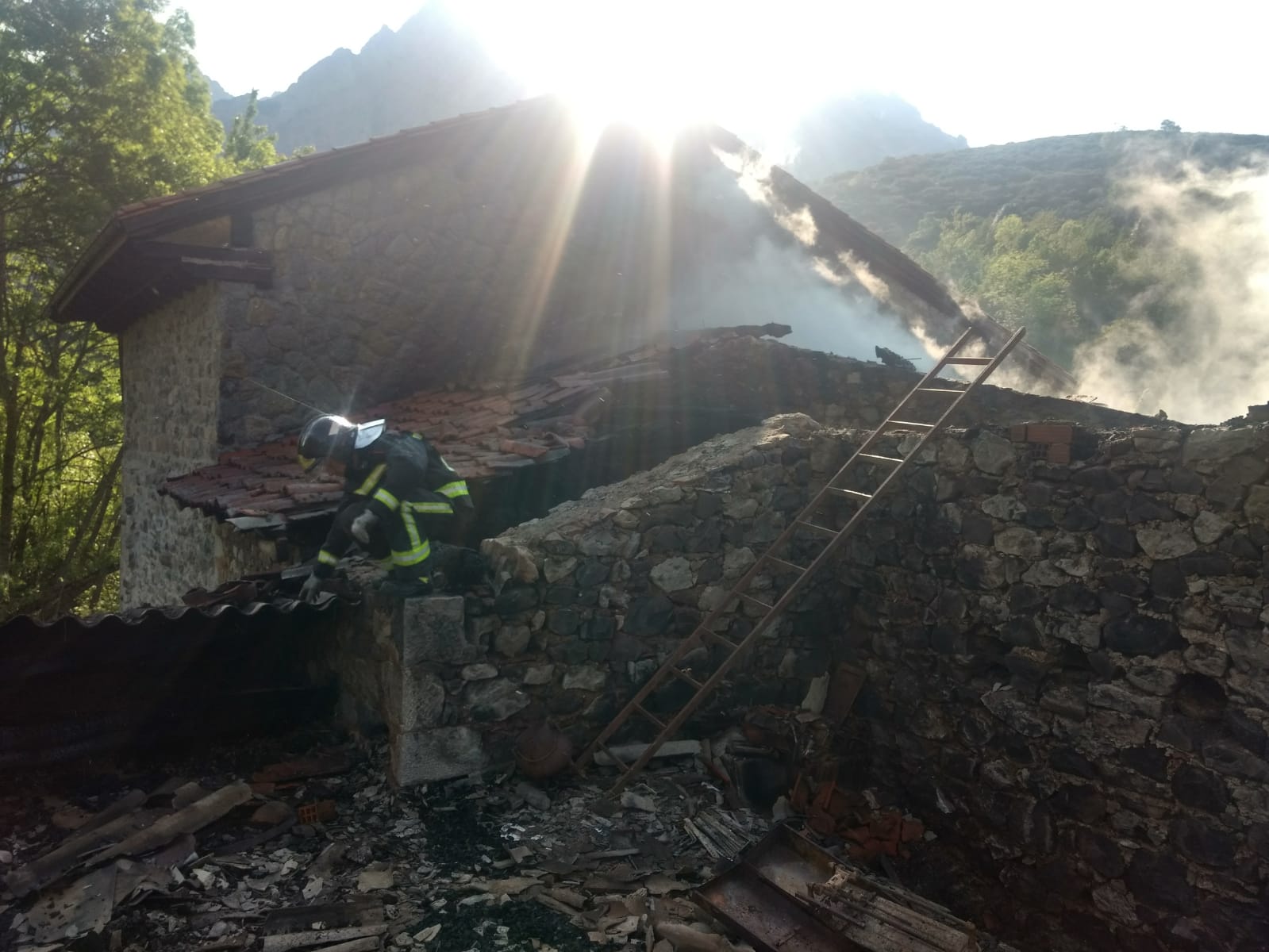 Un incendio arrasa tres casas en Llanos de Valdeón y evidencia las carencia derivada de la ausencia de parques provinciales de Bomberos