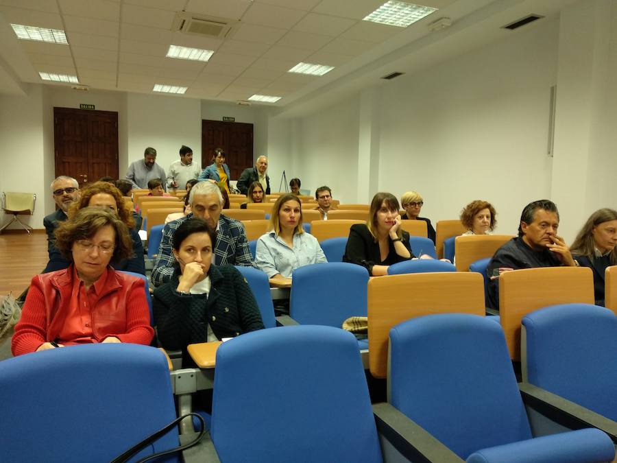 Fotos: Fele Bierzo analiza en Ponferrada las implicaciones del nuevo control obligatorio de la jornada laboral