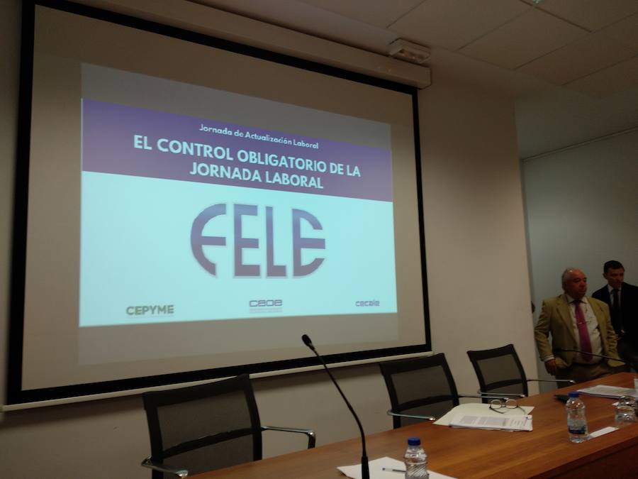 Fotos: Fele Bierzo analiza en Ponferrada las implicaciones del nuevo control obligatorio de la jornada laboral