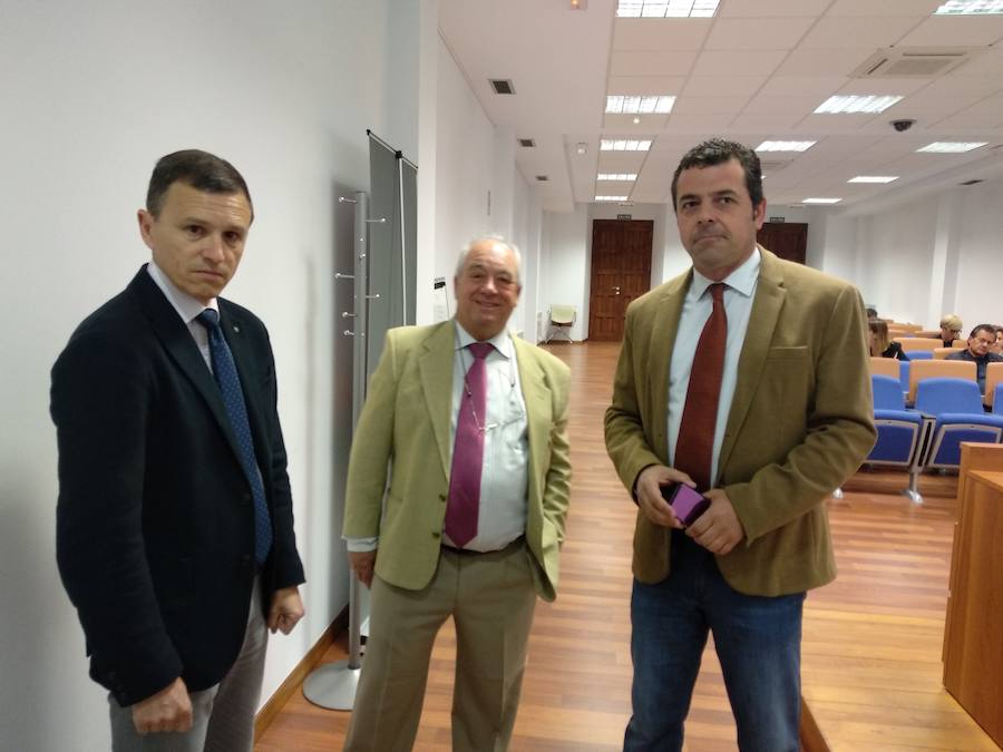 Fotos: Fele Bierzo analiza en Ponferrada las implicaciones del nuevo control obligatorio de la jornada laboral