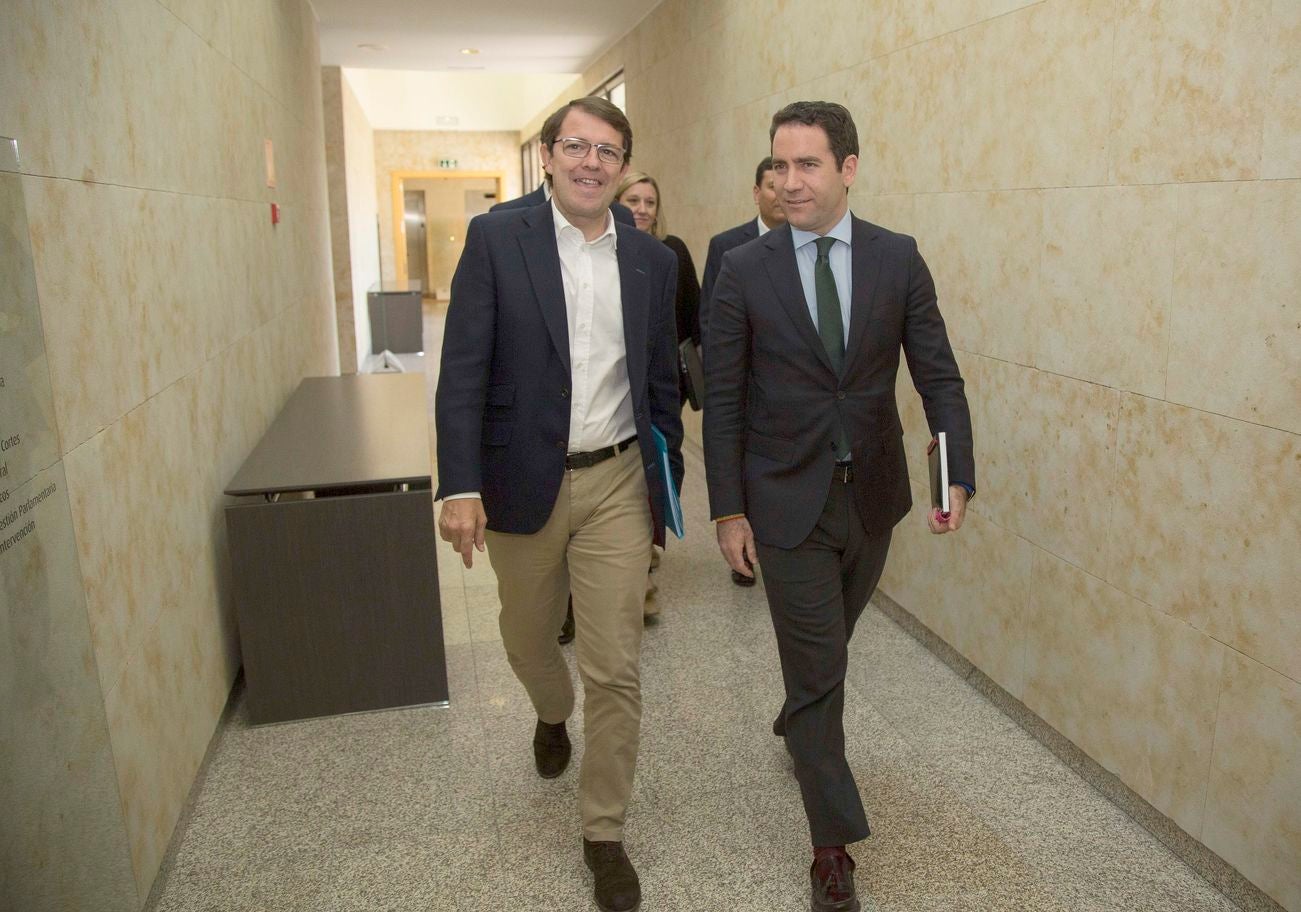 Imágenes de la reunión mantenida en los representantes de Cs y PP en la Junta de Castilla y León