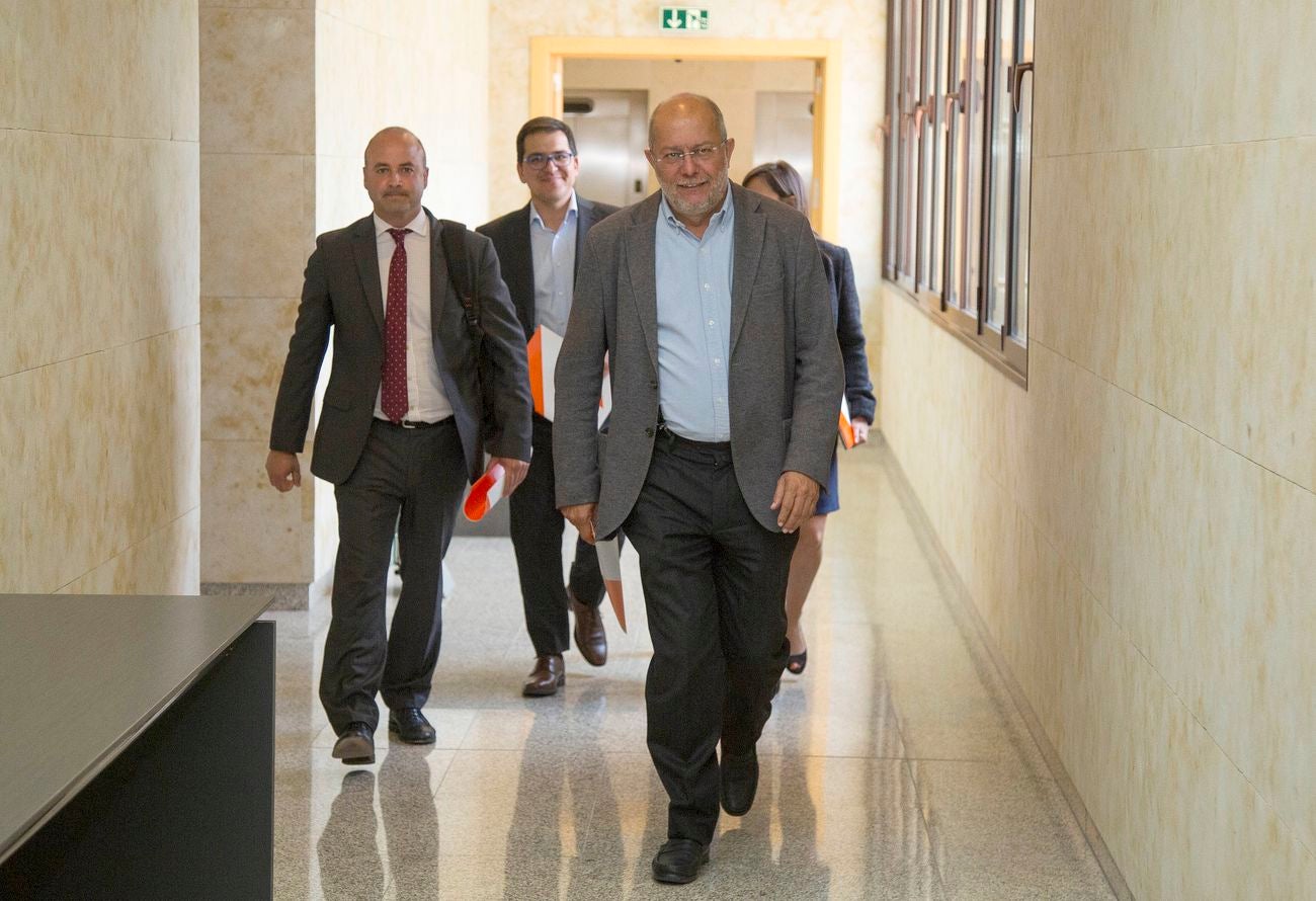 Imágenes de la reunión mantenida en los representantes de Cs y PP en la Junta de Castilla y León