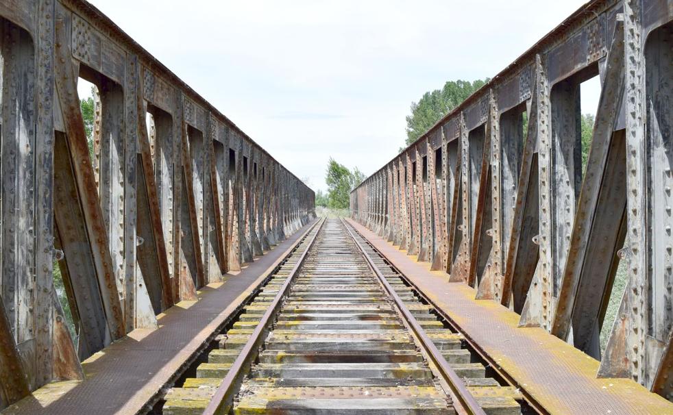 Puente del ferrocarril sobre el Río Órbigo, en la infraestructura ferroviaria de la Ruta de la Plata.